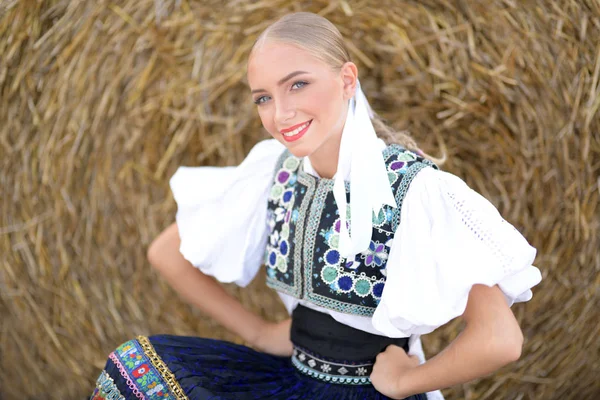 Szlovák Folklór Szlovák Folklór Lány Pózol Szabadban — Stock Fotó