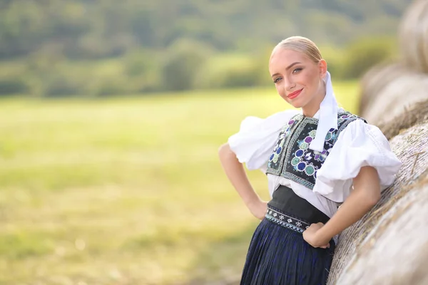 Folklore Eslovaco Eslovaco Folklore Chica Posando Aire Libre — Foto de Stock