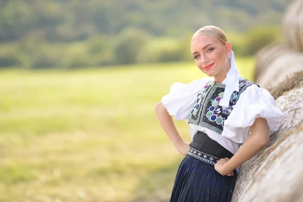 Folklore Eslovaco Eslovaco Folklore Chica Posando Aire Libre —  Fotos de Stock