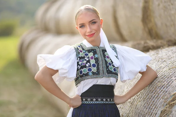 Slovenský Folklór Slovenský Folklór Dívka Pózující Venku — Stock fotografie