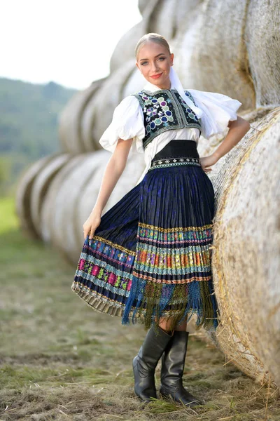 Folclore Slovacco Slovacco Folklore Ragazza Posa All Aperto — Foto Stock