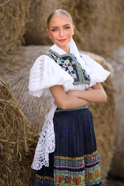 Folklore Slovaque Slovaque Folklorique Fille Posant Plein Air — Photo