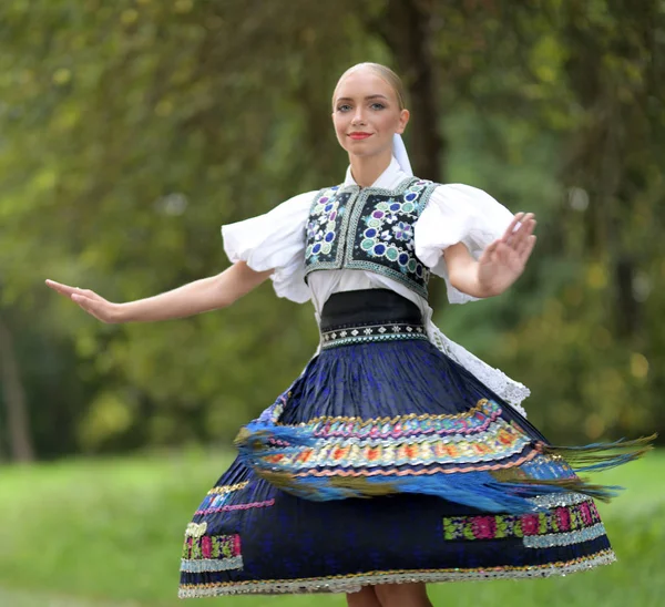 Slowaakse Folklore Slovaakse Folklore Meisje Dansen Buiten — Stockfoto