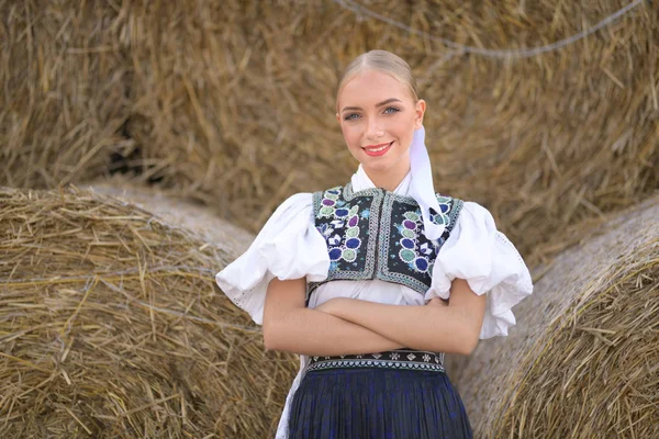 Słowacki Folklor Słowacka Dziewczyna Folklor Pozowanie Świeżym Powietrzu — Zdjęcie stockowe