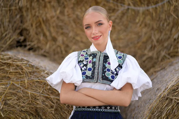 Slovakisk Folklore Slovakiska Folklore Flicka Poserar Utomhus — Stockfoto
