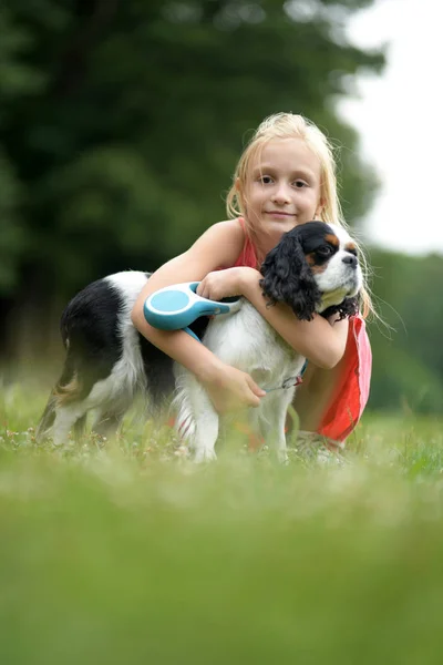 Menina Com Cão Cavaleiro Rei Charles Spaniel — Fotografia de Stock