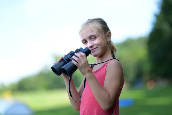 Liten Flicka Med Kikare Utomhus — Stockfoto