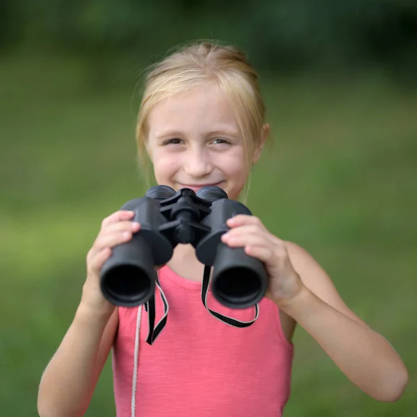 Kleines Mädchen Mit Fernglas Freien — Stockfoto