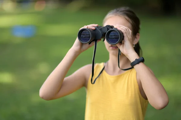 双眼鏡屋外を通じて探している女の子 — ストック写真