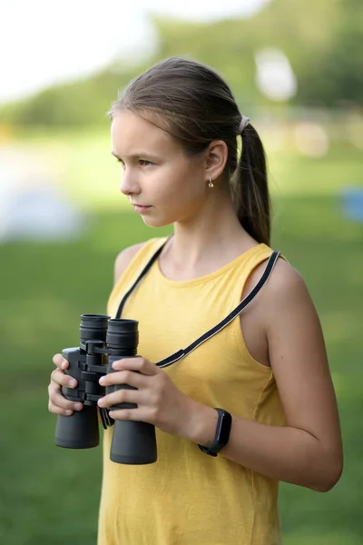 Liten Flicka Tittar Genom Kikare Utomhus — Stockfoto