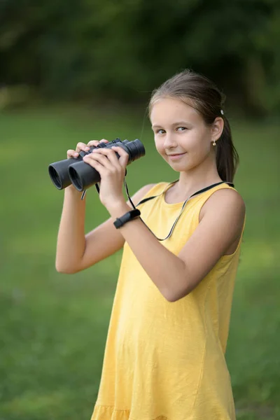 Menina Olhando Através Binóculos Livre — Fotografia de Stock