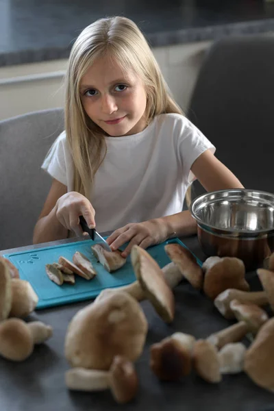 Girl Cutting Mushroom Pieces She Doing Careful Girl Uses Knife — Stock Photo, Image