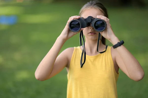 Menina Com Binóculos Livre — Fotografia de Stock