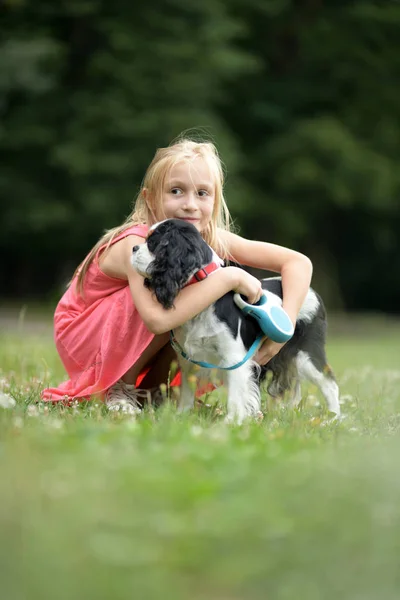 Menina Com Cão Cavaleiro Rei Charles Spaniel — Fotografia de Stock