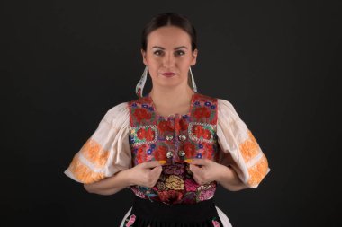 Slovak folklor kızı stüdyoda poz veriyor