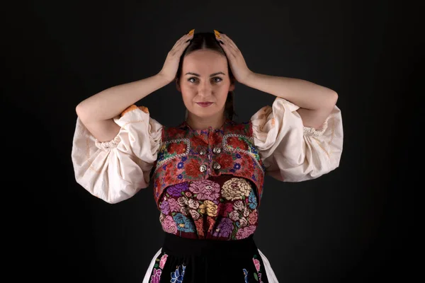 Slovenský Folklór Dívka Pózující Studiu — Stock fotografie