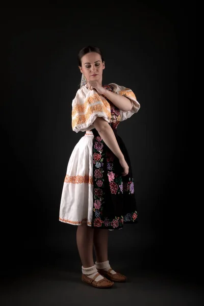 Chica Folklore Eslovaco Posando Estudio —  Fotos de Stock