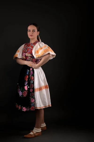 Slovakiska Folklore Flicka Poserar Studio — Stockfoto