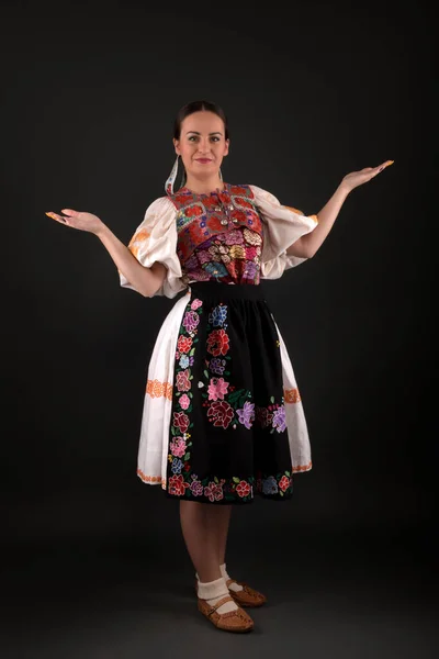 Slovakiska Folklore Flicka Poserar Studio — Stockfoto