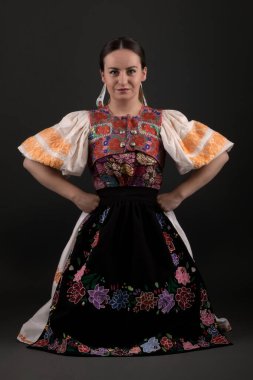 Slovak folklor kızı stüdyoda poz veriyor