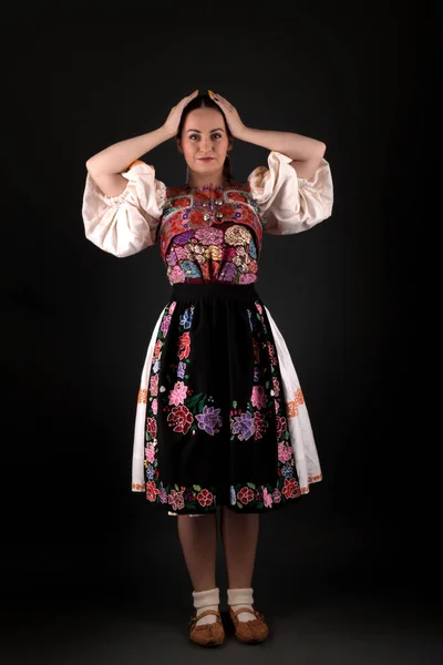 Slovenský Folklór Dívka Pózující Studiu — Stock fotografie