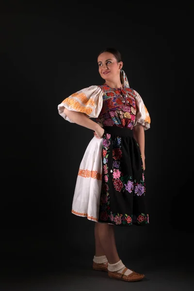 Slovakiska Folklore Flicka Poserar Studio — Stockfoto