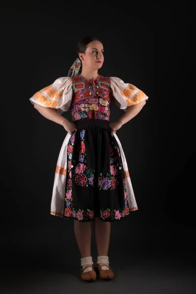 Slovak Folklor Kızı Stüdyoda Poz Veriyor — Stok fotoğraf