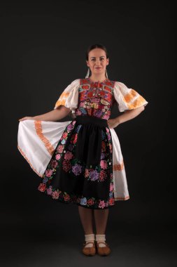 Slovak folklor kızı stüdyoda poz veriyor