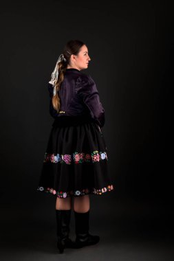 Slovak folklor kızı stüdyoda poz veriyor