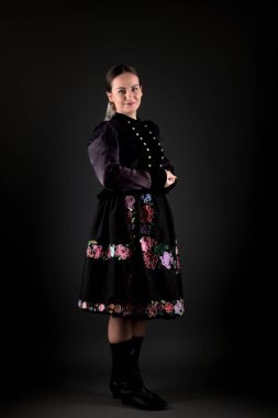 Slovak folklor kızı stüdyoda poz veriyor