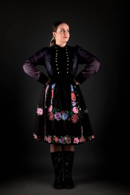 Slovak folklor kızı stüdyoda poz veriyor