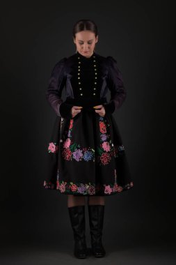 Slovak folklor kızı stüdyoda poz veriyor