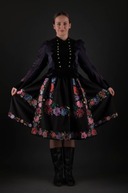 Slovak folklor kızı stüdyoda poz veriyor