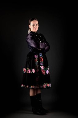 Slovak folklor kızı stüdyoda poz veriyor