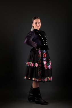 Slovak folklor kızı stüdyoda poz veriyor