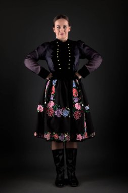 Slovak folklor kızı stüdyoda poz veriyor