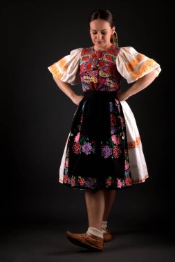 Slovak folklor kızı stüdyoda poz veriyor
