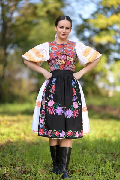 Jovem Mulher Eslovaca Bonita Traje Tradicional Retrato Verão — Fotografia de Stock