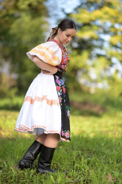 Jeune Belle Femme Slovaque Costume Traditionnel Portrait Été — Photo