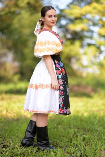 Jonge Mooie Slovak Vrouw Traditioneel Kostuum Zomerportret — Stockfoto