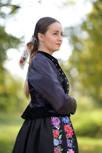 Joven Hermosa Eslovaca Traje Tradicional Posando Aire Libre — Foto de Stock