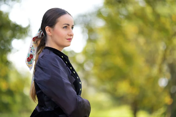若いです美しいですSlovak女性で伝統的な衣装で屋外 — ストック写真
