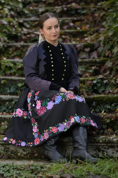 Młoda Piękna Kobieta Slovak Tradycyjnym Stroju Pozowanie Świeżym Powietrzu — Zdjęcie stockowe
