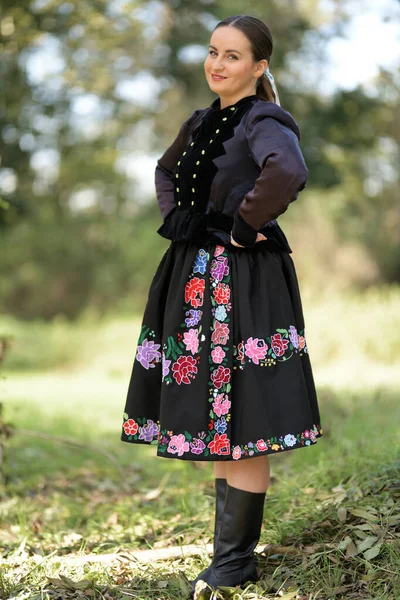 Jovem Bela Mulher Eslovaca Traje Tradicional Posando Livre — Fotografia de Stock