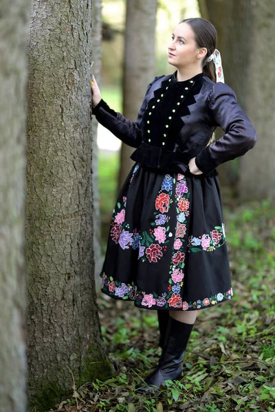 Jonge Mooie Slovak Vrouw Traditioneel Kostuum Poseren Buiten — Stockfoto