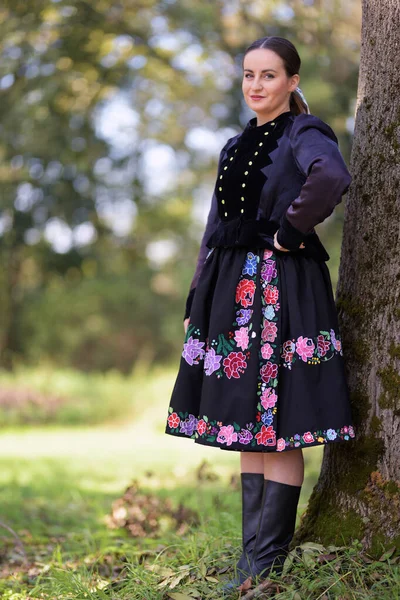 Jeune Belle Femme Slovaque Costume Traditionnel Posant Extérieur — Photo