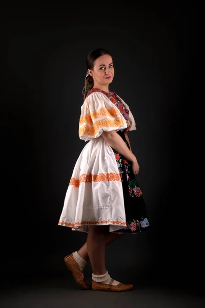 Szlovák Folklór Lány Pózol Stúdióban — Stock Fotó