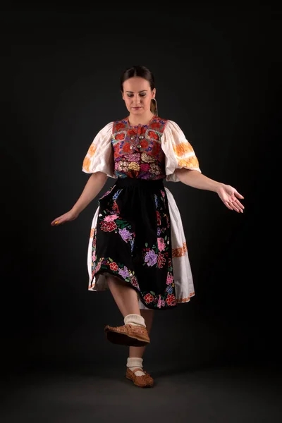 Slovenský Folklór Dívka Pózující Studiu — Stock fotografie