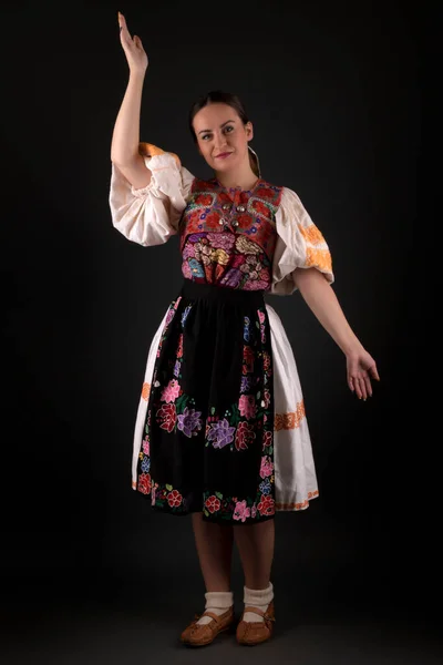 Szlovák Folklór Lány Pózol Stúdióban — Stock Fotó