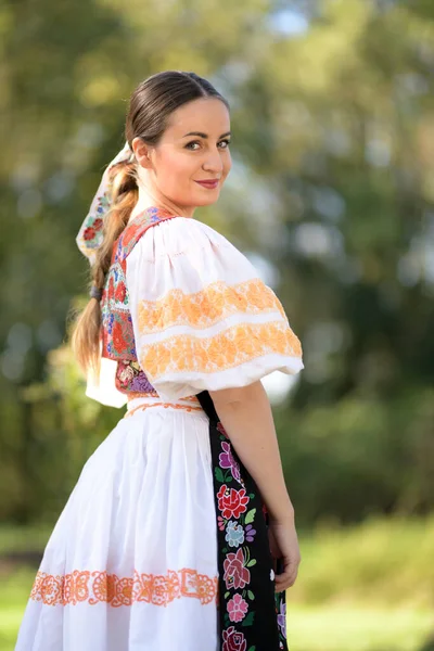 穿着传统服装的年轻漂亮的Slovak女人 夏季肖像 — 图库照片
